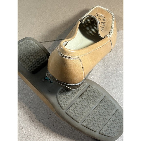 Thom McAn Shoes Women's Size 8 Brown Leather Slip-On Closed Braid Toe Flats - Picture 2 of 5